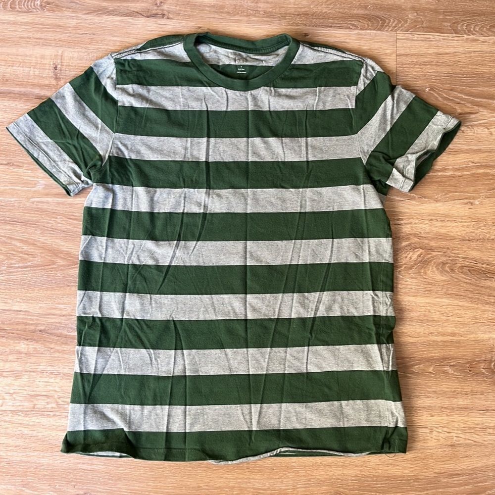 GAP Grey and Green Stripped Youth Short Sleeved Tee Shirt.  Size Small